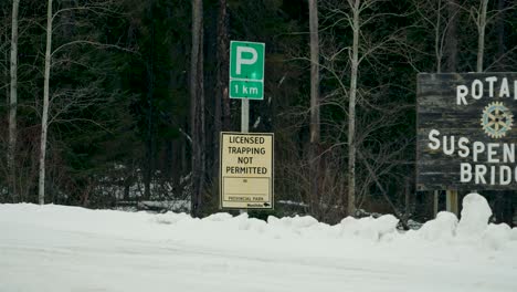 Eine-Gruppe-Von-Eintrittsschildern,-Die-Darauf-Hinweisen,-Dass-Keine-Fanglizenzen-Erlaubt-Sind.-Drehbare-Hängebrücke,-Pisew-Falls,-Reisen,-Manitoba-Winter-Forest-Provincial-Park-In-Der-Nähe-Des-Arktischen-Nordens-Von-Thompson,-Kanada