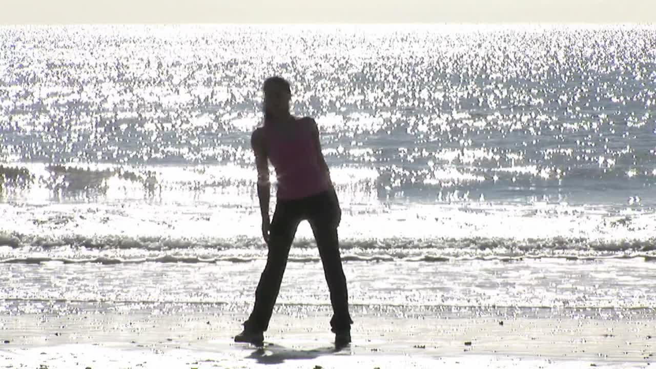 해변 에서 일 하는 여자