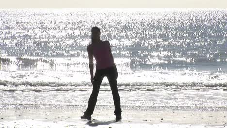mujer trabajando en la playa