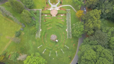 un sobrevuelo de un parque floral durante una sesión de fotos de boda