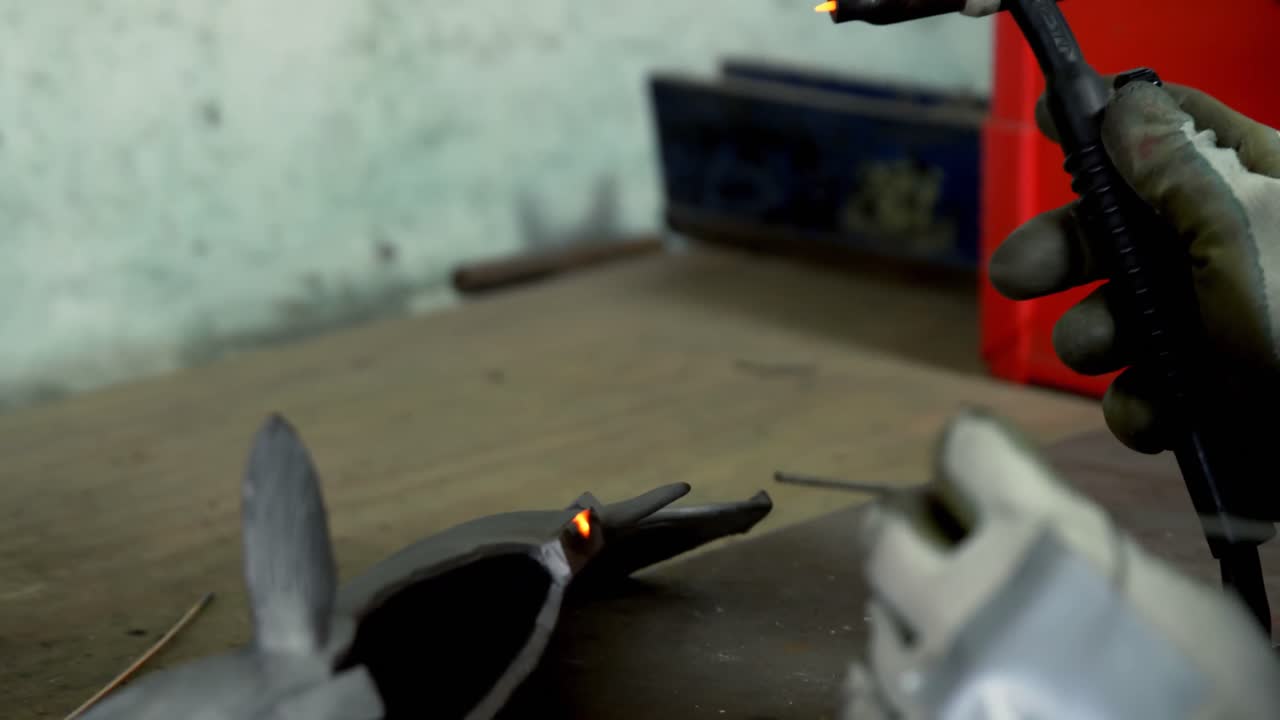 soldador trabajando en el taller 4k