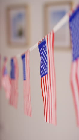 video de primer plano vertical de las estrellas y rayas americanas ondeando la bandera para la fiesta que celebra el día de la independencia del 4 de julio