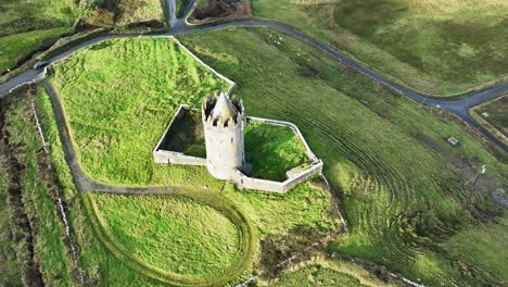 Drone-Dando-Vueltas-Alrededor-Del-Castillo-Doolin-Co