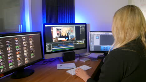 Weibliche-Youtuber-Vlogger-redakteurin-Videobearbeitung-Auf-Computern-Im-Home-Office