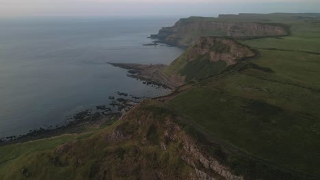 Calzada-De-Los-Gigantes-4k-Filmación-Cinematográfica-Con-Drones---Irlanda-Del-Norte