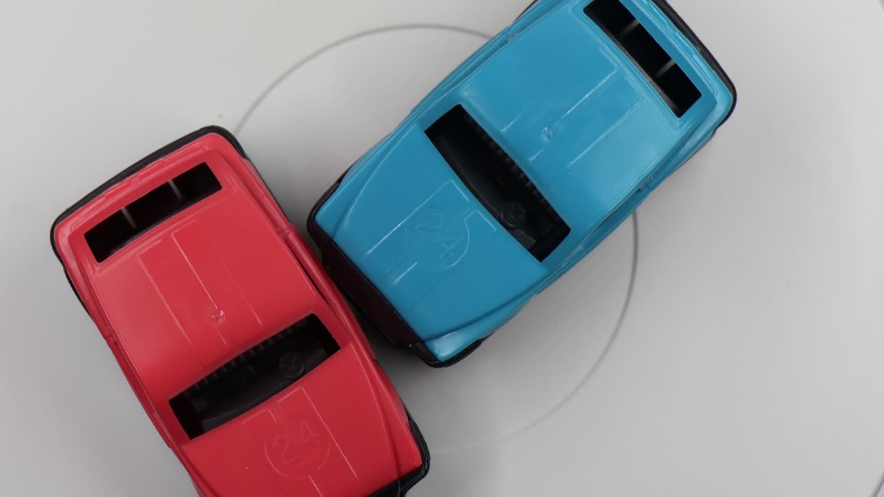 escena de un accidente automovilístico aislada sobre un fondo blanco