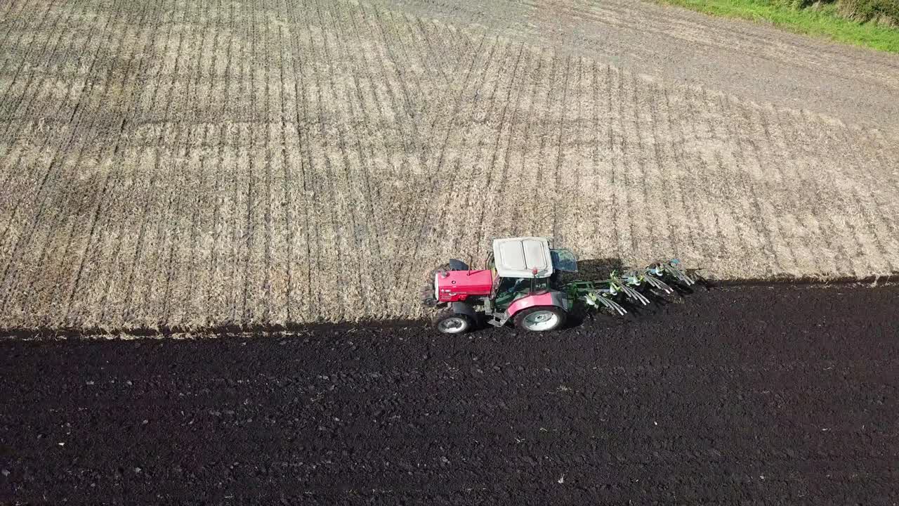 트랙터 경작지 위의 공중 영상