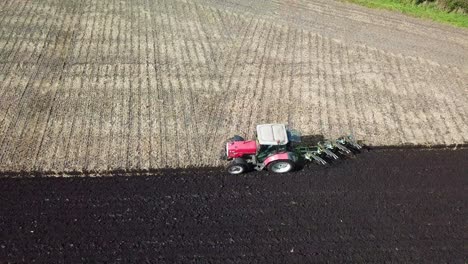 imágenes aéreas sobre el campo de arado del tractor