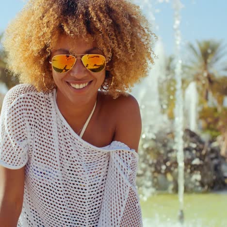 Glückliches-Lächelndes-Mädchen-Mit-Afro-Haarschnitt