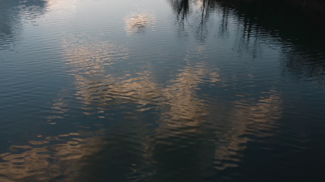 레이크 엔디네의 고요한 경치 질감의 공중 저공 비행 전망