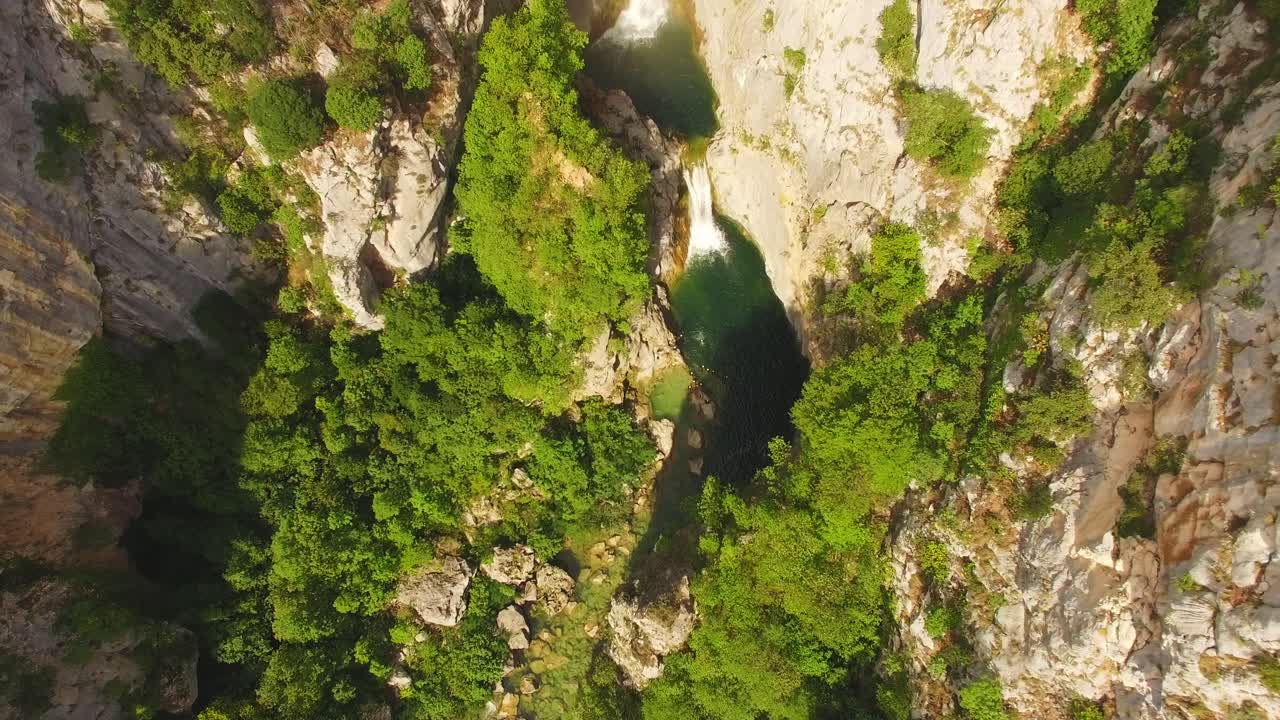 gente nadando en el río cerca de la cascada, naturaleza verde y rocas