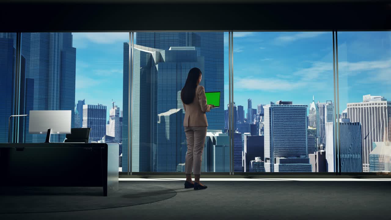 녹색 스크린 노트북을 사용하는 아시아 사업가 여성이 초고층 빌딩이 있는 큰 도시를 창밖으로 바라보고 있습니다.