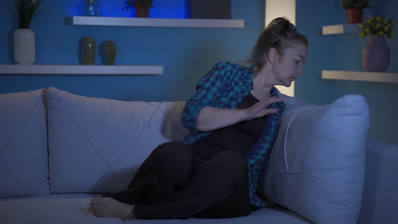 por la noche en casa, la mujer paranoica sueña en su cabeza y tiene miedo.