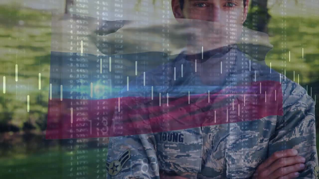 animación de procesamiento de datos sobre la bandera de rusia y soldado masculino biracial