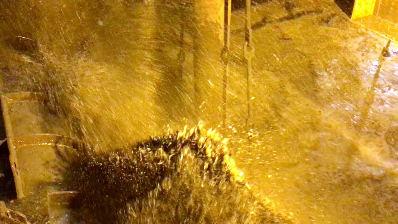 준설선의 느슨한 파이프에서 나오는 고압수를 보여주는 패닝 샷