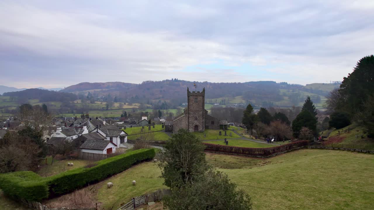 drone, imágenes aéreas del pueblo histórico de hawkshead, una ciudad antigua en el distrito de los lagos, cumbria