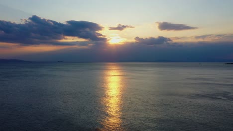 Antenne---Sonnenuntergang-Hinter-Wolken-In-Vouliagmeni,-Griechenland