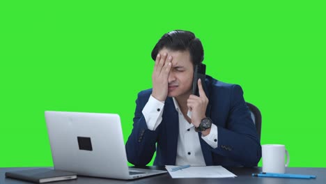 gerente indio estresado hablando por teléfono pantalla verde