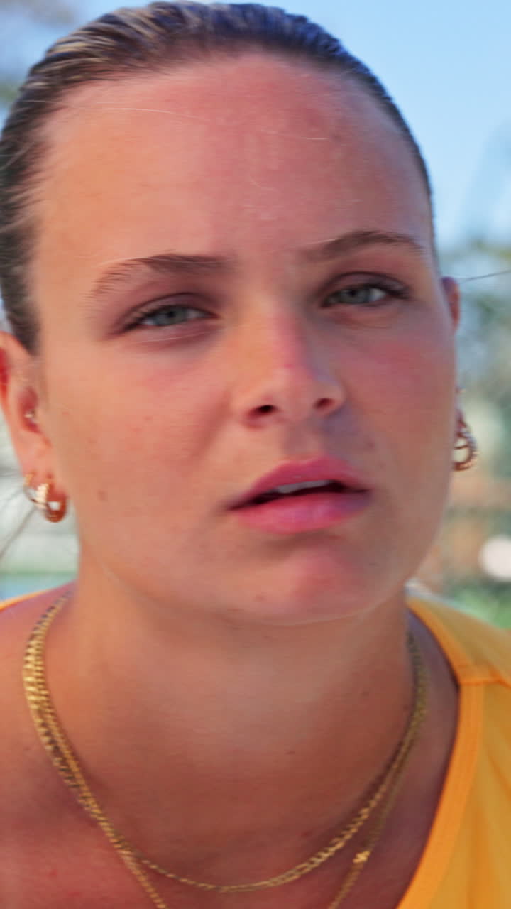 Ritratto in primo piano di giovane donna che parla.