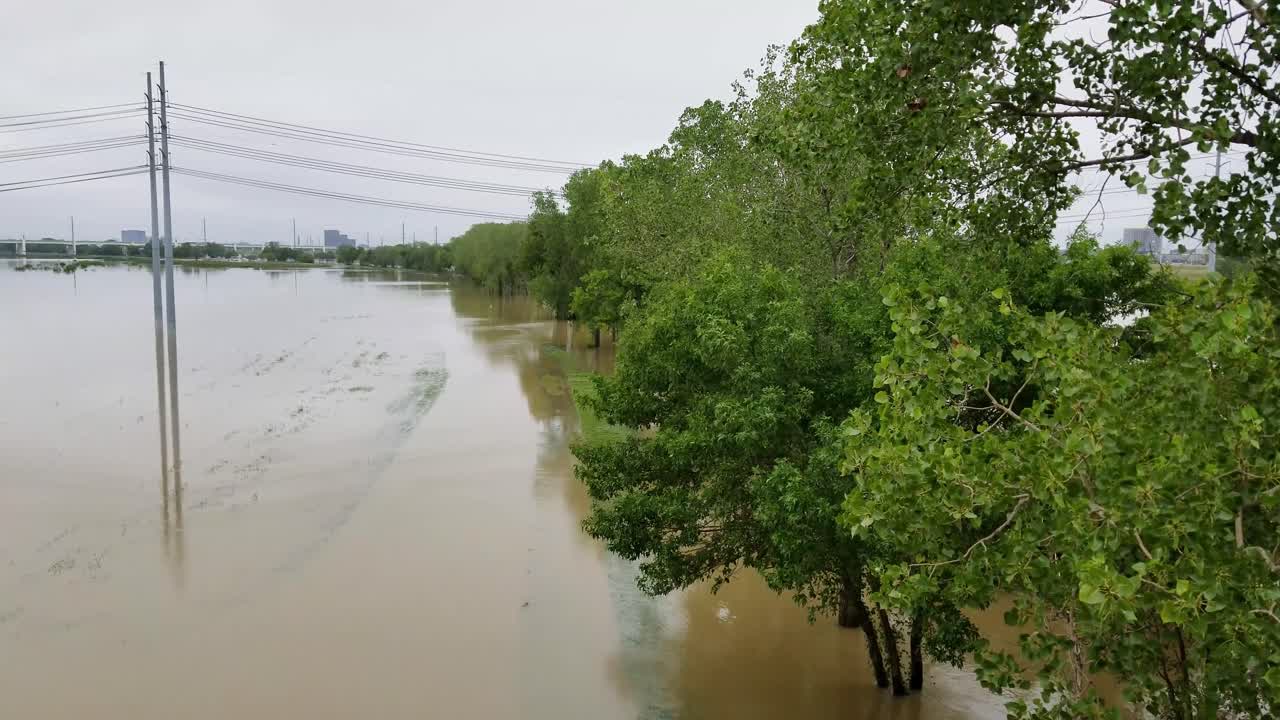 러스, 홍수, 2018년 9월 23일