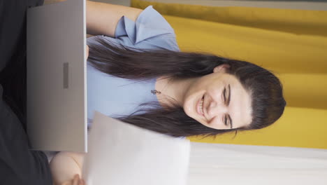 vídeo vertical de la mujer que se regocija en el buen contenido del papeleo.