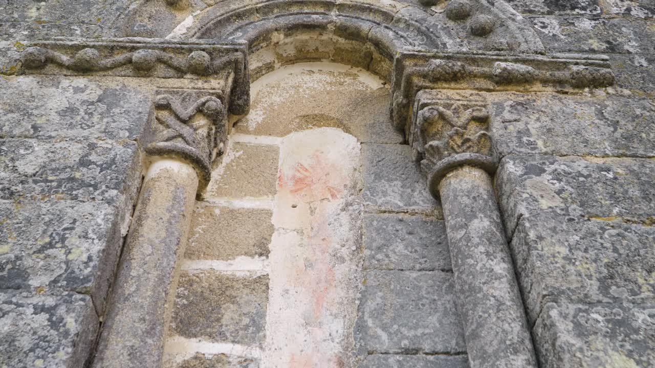 detalle de la iglesia de san juan de cortegada, españa