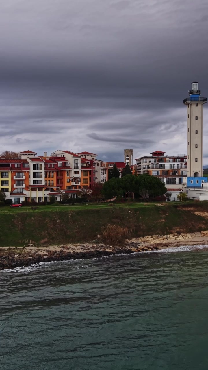 Splendida vista costiera di un faro e di edifici colorati in Bulgaria