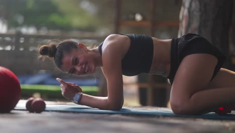 mujer haciendo ejercicio al aire libre