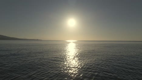 toma estática del amanecer sobre el agua
