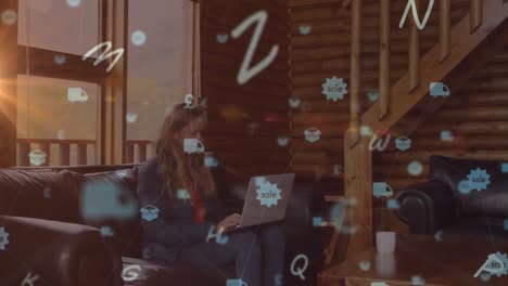 animación de letras e iconos cambiando y brillando la luz sobre la mujer usando computadora portátil