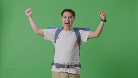 배 을 들고 행복 한 여행자