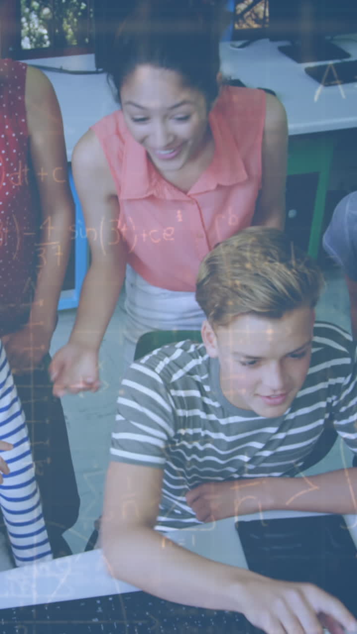 animación de ecuaciones matemáticas sobre estudiantes sonrientes usando computadora