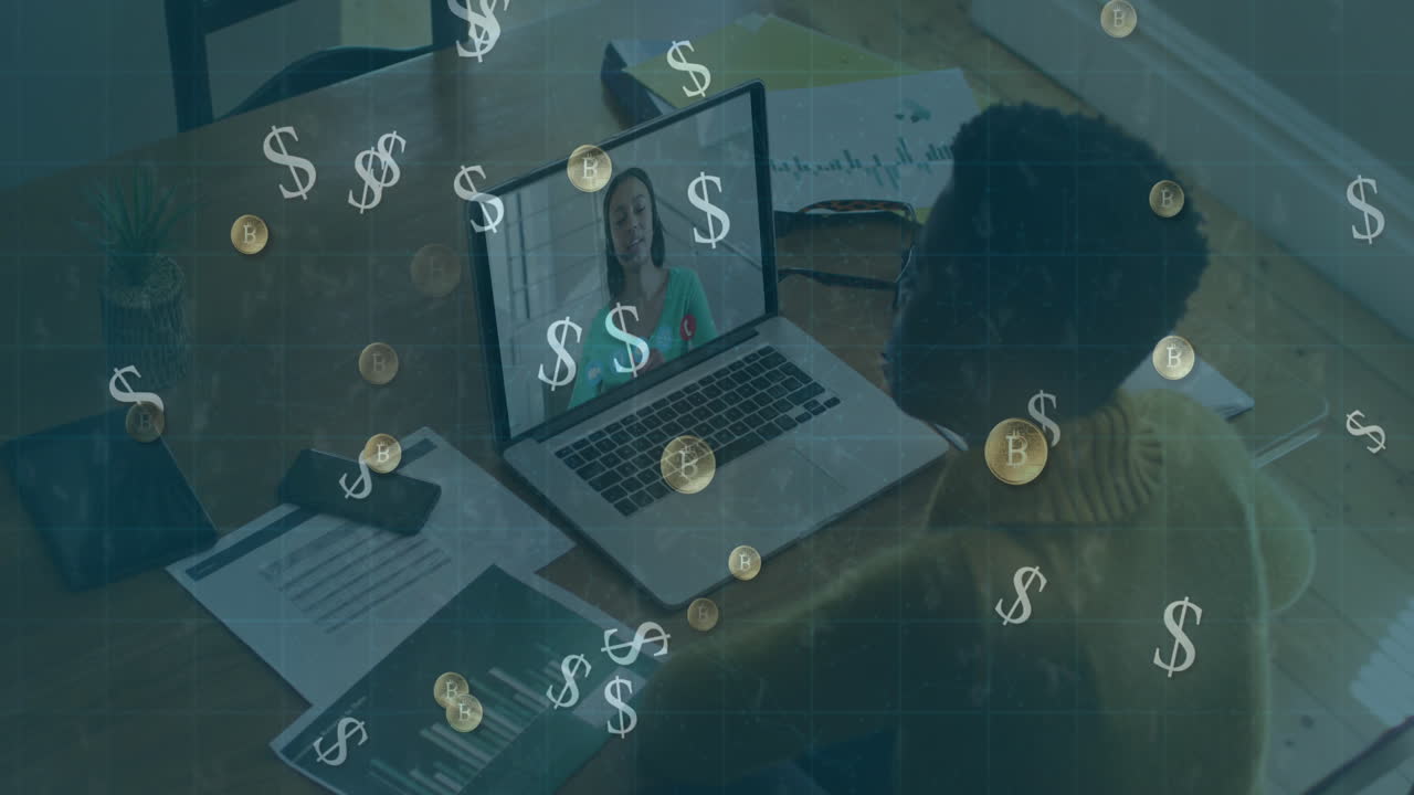 animación de símbolos de dólares estadounidenses y bitcoin sobre una mujer que usa una computadora portátil en una videollamada en segundo plano