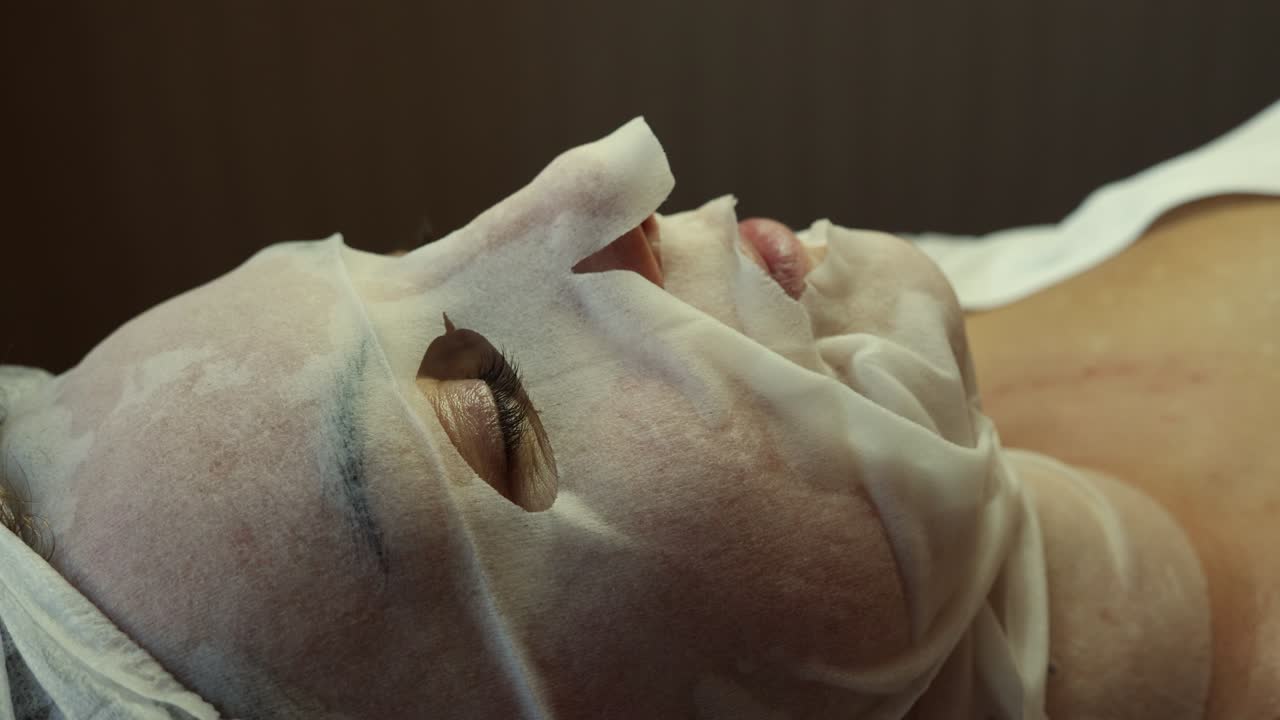 얼굴 마스크 치료를 받는 여성