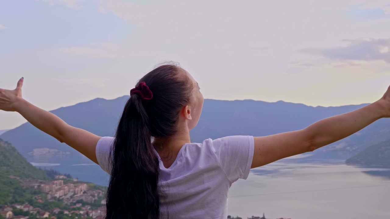 산 꼭대기에 있는 행복한 소녀