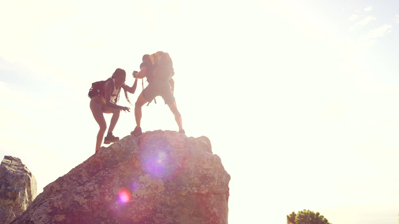 pareja de senderismo disfrutando de la vista desde un pico de montaña