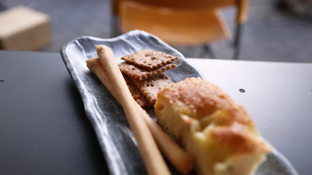 접시 에  과 크래커 를 어 놓은 것