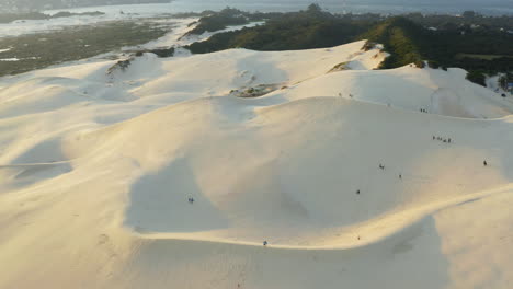 Hermosas-Dunas-De-Arena-Al-Atardecer-En-La-Playa-De-Joaquina,-Ciudad-De-Florianópolis,-Santa-Catarina,-Brasil