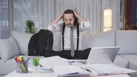 hombre de negocios deprimido solo en casa triste y triste.