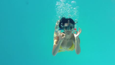 Hermosa-Morena-En-Bikini-Amarillo-Nadando-Bajo-El-Agua-Usando-Snorkel