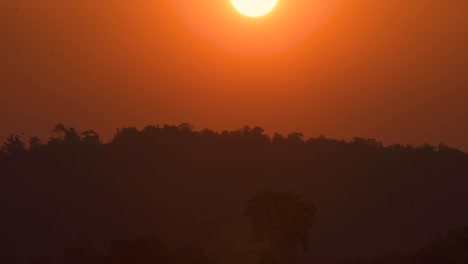 La-Puesta-De-Sol-Es-Muy-Hermosa-Emitiendo-Luz-Naranja