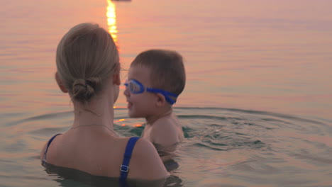 Madre-E-Hijo-Nadando-Juntos-En-El-Mar