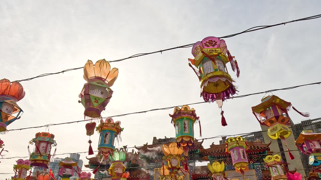 linternas vibrantes colgando en un templo de hong kong