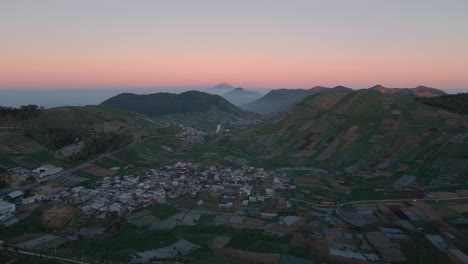 Luftaufnahme-über-Die-Ländliche-Landschaft-Der-Stadt-Dieng-Und-Die-Umliegenden-Berge-In-Indonesien