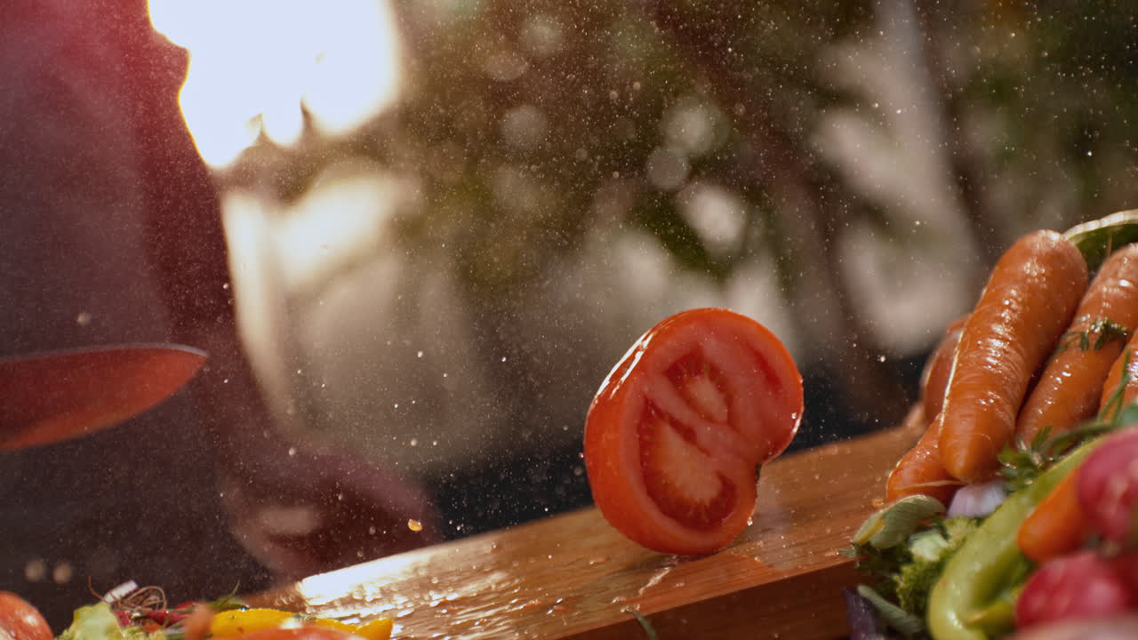 셰프가 토마토와 채소를 잘라내는