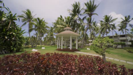 Schöner-Weißer-Hochzeitsaltar-In-Einer-Tropischen-Landschaft-Mit-Palmen