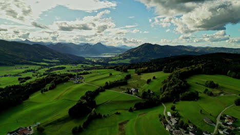 Malerische-Luftaufnahme-Des-Sonnenuntergangs-Mit-Leuchtend-Beleuchteten-Wolken-über-Dem-Attersee,-Österreich