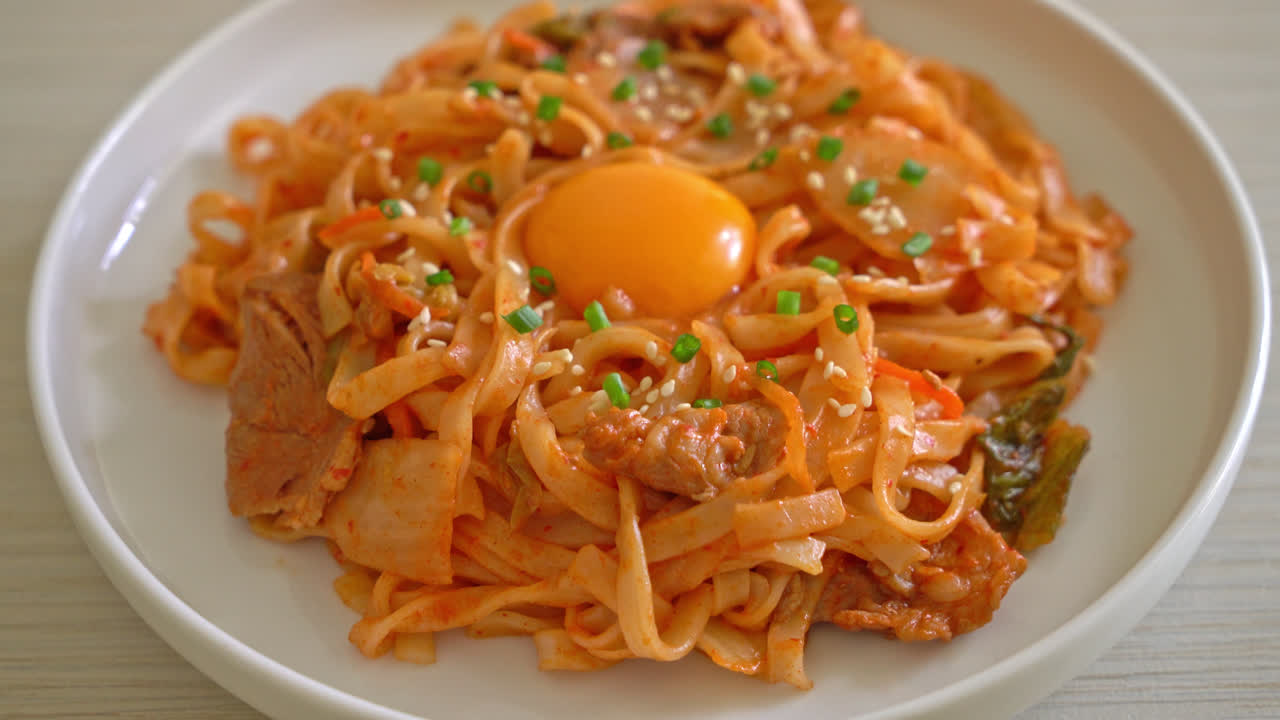 fideos udon salteados con kimchi y cerdo - estilo de comida coreana