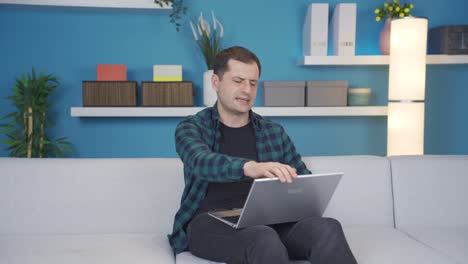 el hombre que usa una computadora portátil antigua rota y defectuosa está molesto y enojado.