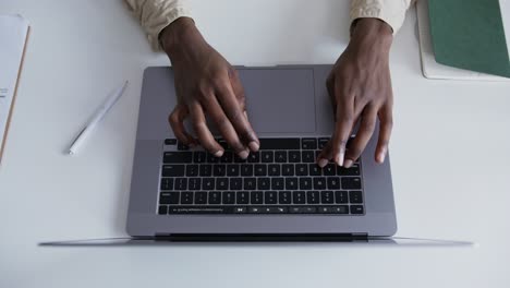persona escribiendo en una computadora portátil